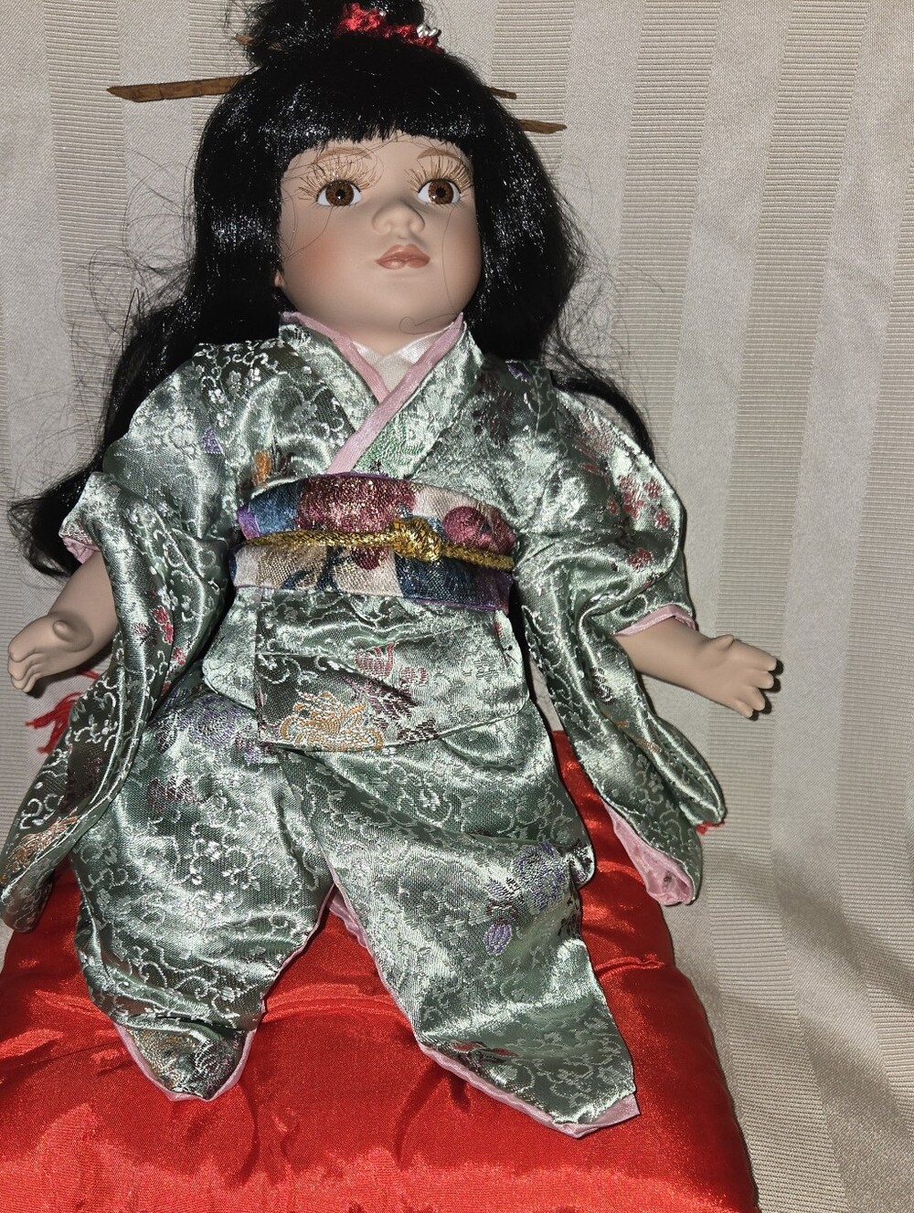 Vinrage Porcelain Geisha Doll in Green Floral Kimono. Beautiful Condition.